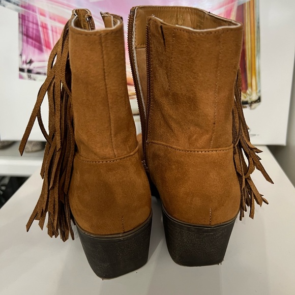 SO preowned fringe boots. - Picture 4 of 5